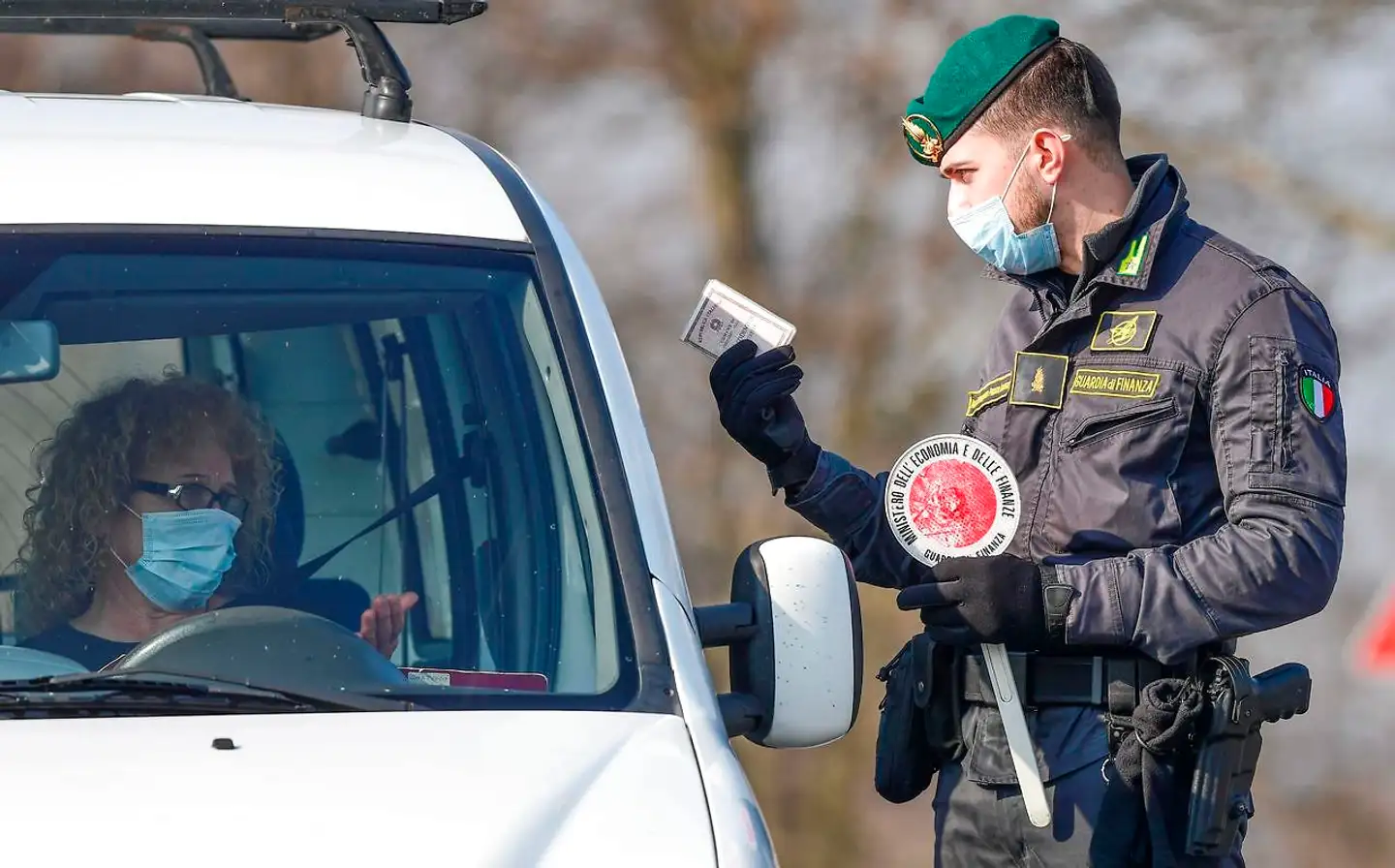 En af de i alt godt 500 udkommanderede politifolk stopper en bil ved et af de checkpoints, der er blevet etableret ved alle indfaldsveje til de såkaldt røde »sikkerhedszoner« i Italien.
