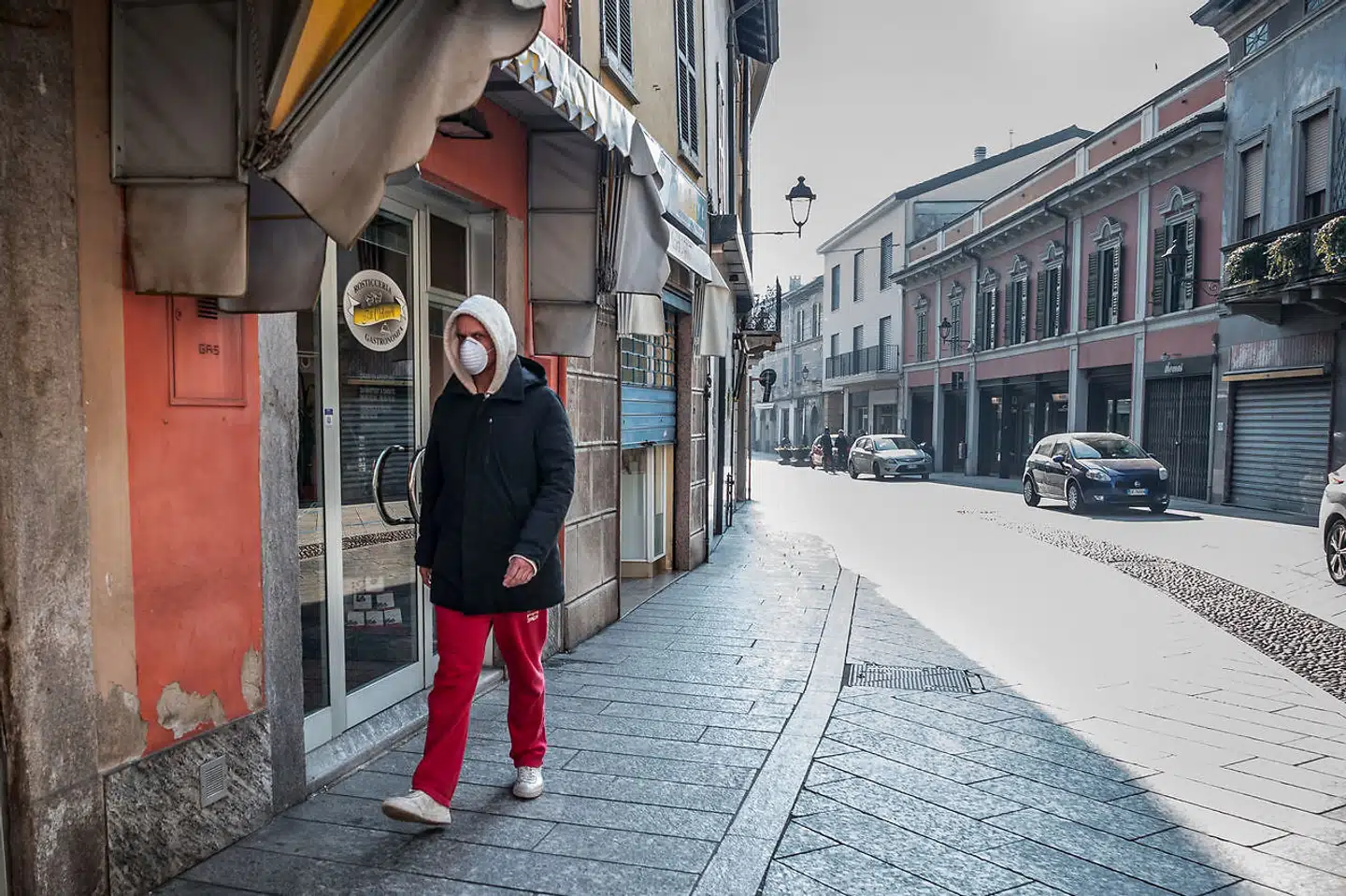 I Codogno i Lombardiet er gaderne tomme og folk bærer masker for munden.