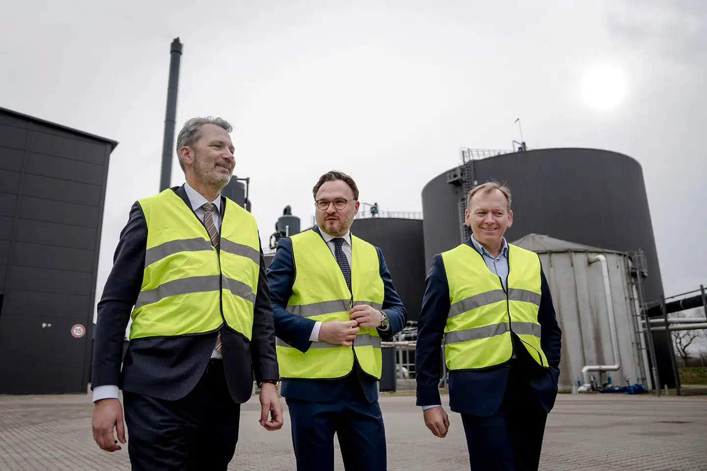 Aalborg Portlands adm. direktør, Michael Lundgaard Thomsen (t.h.) og klimaminister Dan Jørgensen (i midten) har mandag inviteret sig selv på besøg hos Danmarks største biogasproducent, Nature Energy, i jagten på klimaløsninger for landets energitungeste virksomheder. Adm. direktør i Nature Energy, Ole Hvelplund (t.v.) viser rundt.