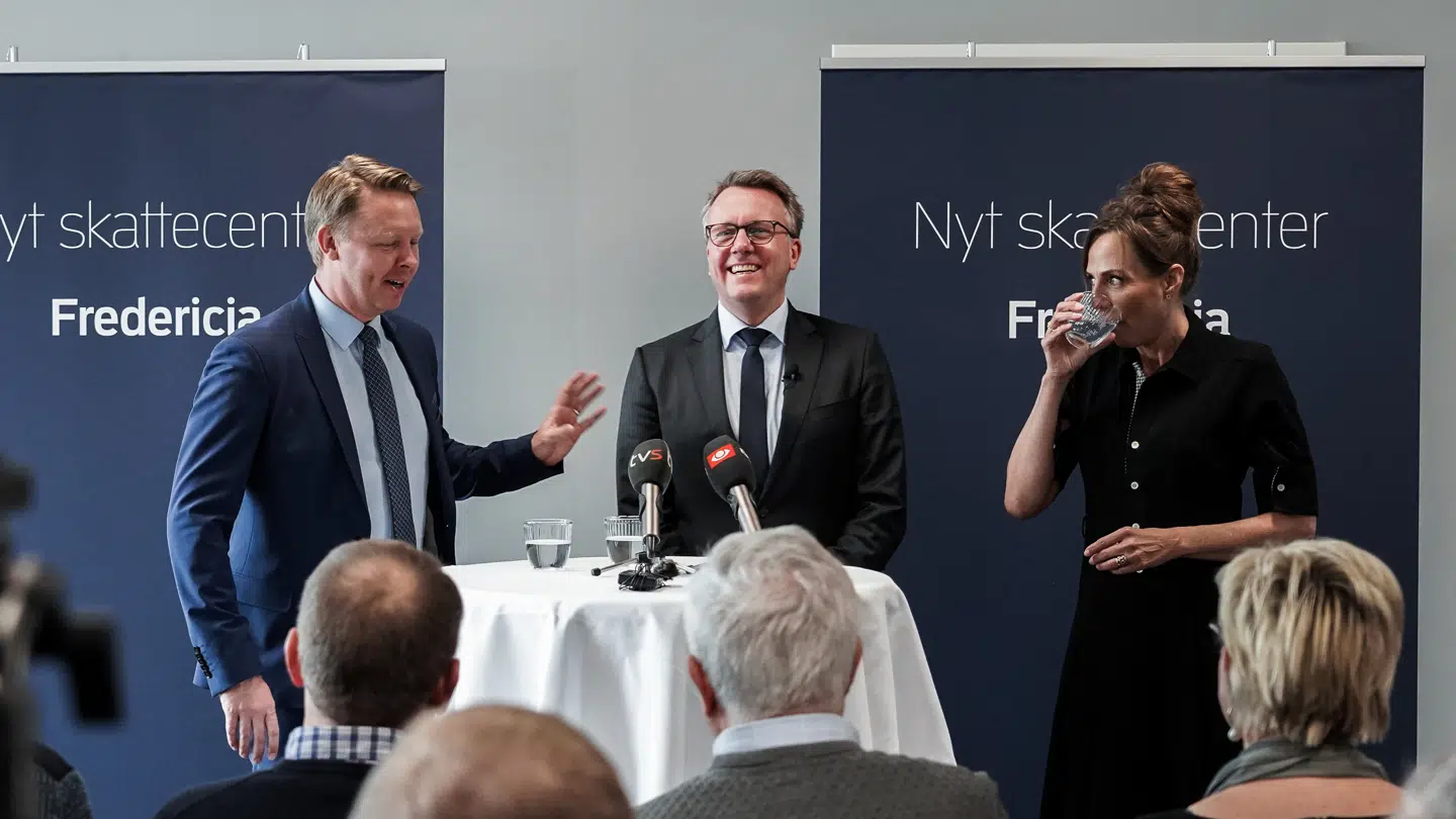 Mandag var skatteminister Morten Bødskov (S) i Fredericia for at præsentere et af de otte kommende skattecentre, der skal øge kontrollen med skattebetalingen. Med på pressemødet var Fredericias borgmester, Jacob Bjerregaard (S), og direktør for Skattestyrelsen Merete Agergaard.