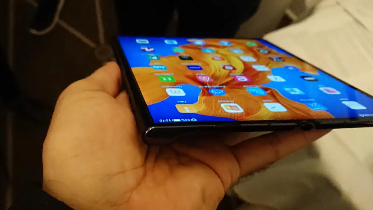 Mate Xs-telefonen til 19.000 kroner folder skærmen ud og bliver så otte tommer stor, lige som sidste års model. Den klapper sammen som en bog med skærmen yderst, altså både på for- og bagsiden af den lukkede telefon.