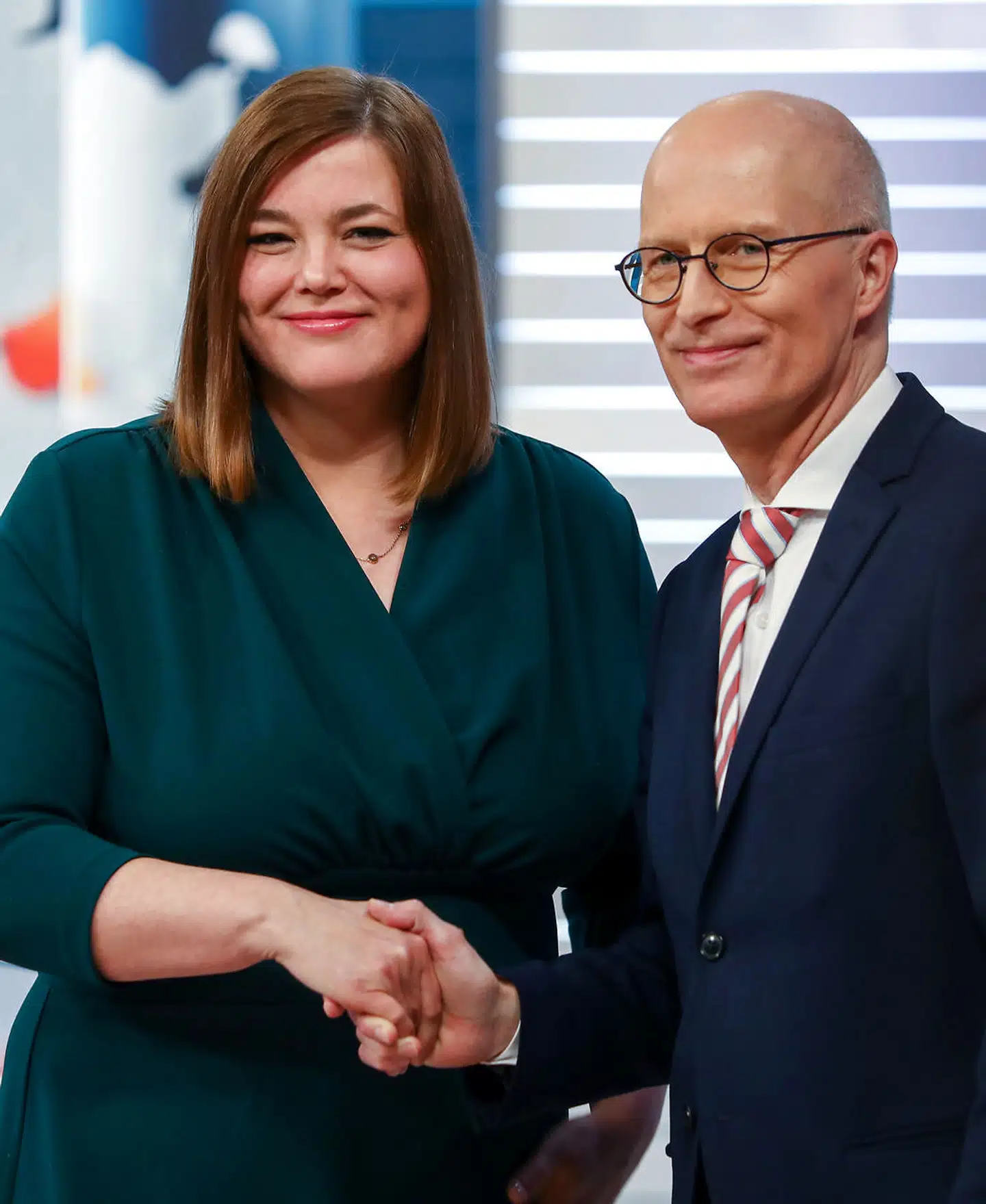 De Grønnes Katharina Fegebank og Hamborgs socialdemokratiske borgmester, Peter Tschentscher, beholder magten i Hamborg. De Grønne blev valgets stemmemæssige sejrherre, men SPD holder fast i førsteborgmesterposten, som SPD har haft i mange år.