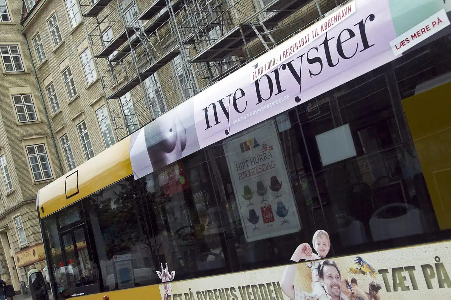 »Sådan som AK Nygart har pareret kritik, kan den nye reklames diskrete udtryk overraske. Et elegant sort banner med ordene: Dine bryster, dit valg. Men dét er smart! Man vil lukke for feministisk kritik (...),« skriver Tine Paludan. På billedet ses en af AK Nygarts ældre reklamer.