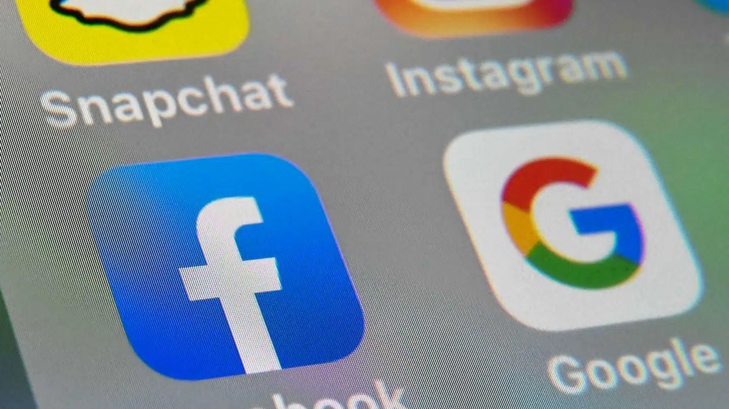 En stor del af dagens kommunikation – gennem e-mail, chatbeskeder og internetopkald – er krypteret, altså kodet, så ingen udefra kan følge med. Men dermed kan også kriminelle skjule sig, og derfor vil nogle politikere have adgang gennem en bagdør i teknikken. Det er der stærkt delte meninger om.