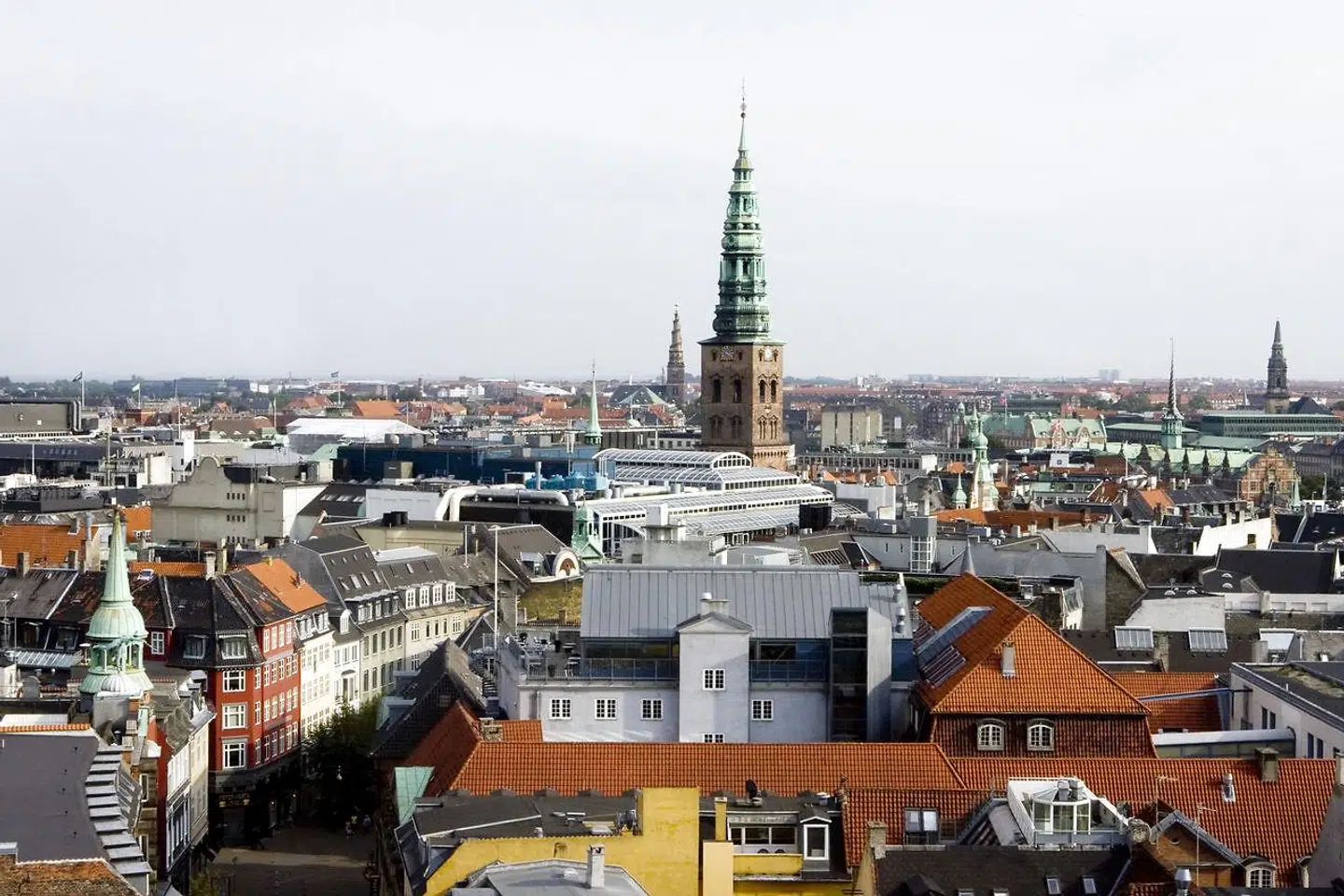 »Stort set alle penge, som pumpes ind i økonomien, går ind i ejendomsmarkedet. Hvorfor det også er der, at man kan observere en sammenhæng mellem udviklingen i pengemængden og priserne,« skriver Rasmus Hougaard Nielsen.