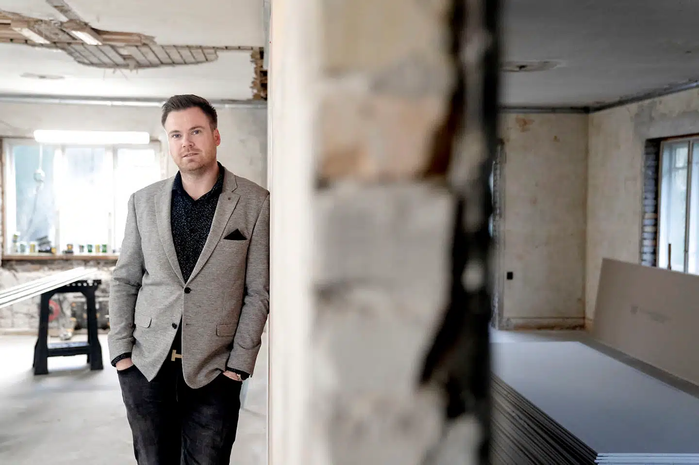 Værdien af familien Nielsen Kjærs gamle hus blev stort set fordoblet på fem år. Nu er René Nielsen Kjær ved at renovere stueetagen i familiens nye hus.