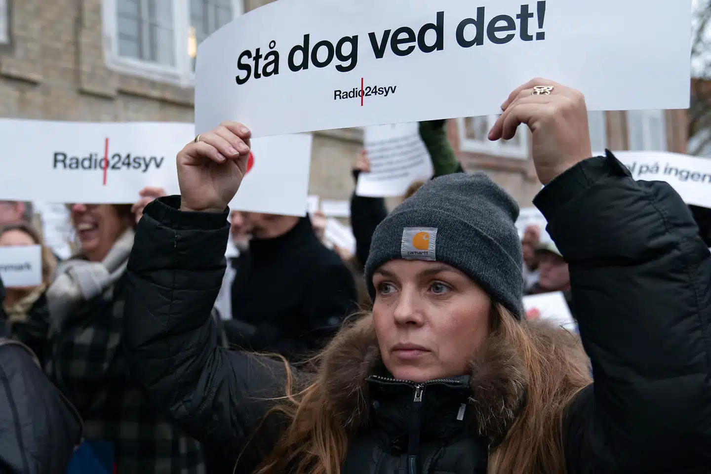 Der var tavs demonstration for Radio24syv foran Kulturministeriet, før medieordførere mødtes for at tale med kulturministeren om de klager, der er modtaget over behandlingen af ansøgninger til DAB-udbuddet.