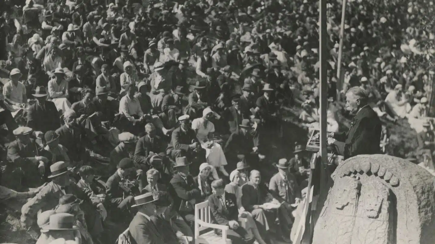 H.P. Hanssen taler i juni 1934 til 35.000 dansksindede for danskheden og mod nazismen på Skamlingsbanken. Hans Schultz Hansens biografi om H.P. Hanssen har et spændende afsnit om H.P. Hanssens advarsler mod nazismen. Måske vi har været for københavnerfokuserede, når vi omtaler antinazismen i Danmark?