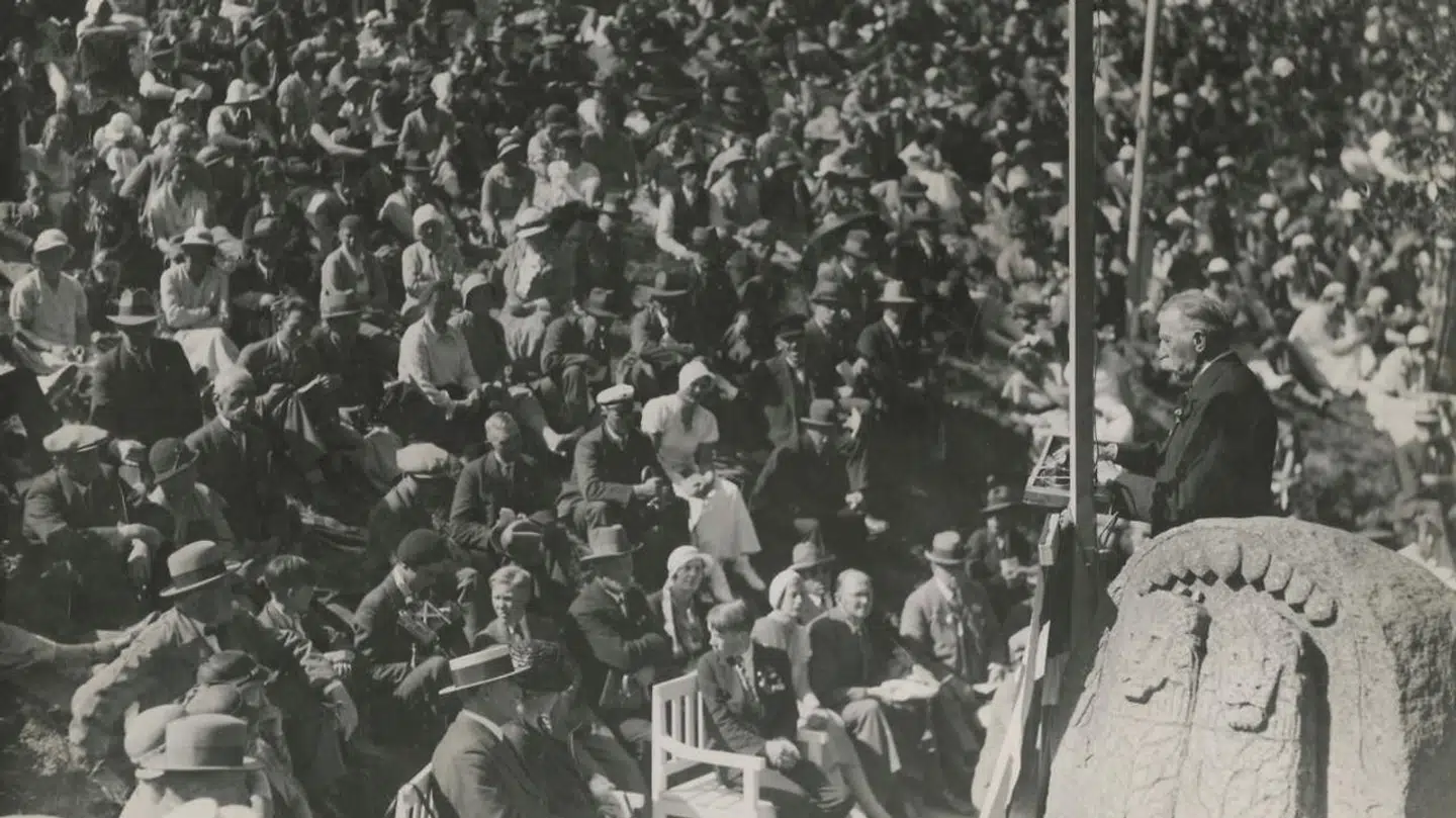 H.P. Hanssen taler i juni 1934 til 35.000 dansksindede for danskheden og mod nazismen på Skamlingsbanken. Hans Schultz Hansens biografi om H.P. Hanssen har et spændende afsnit om H.P. Hanssens advarsler mod nazismen. Måske vi har været for københavnerfokuserede, når vi omtaler antinazismen i Danmark?