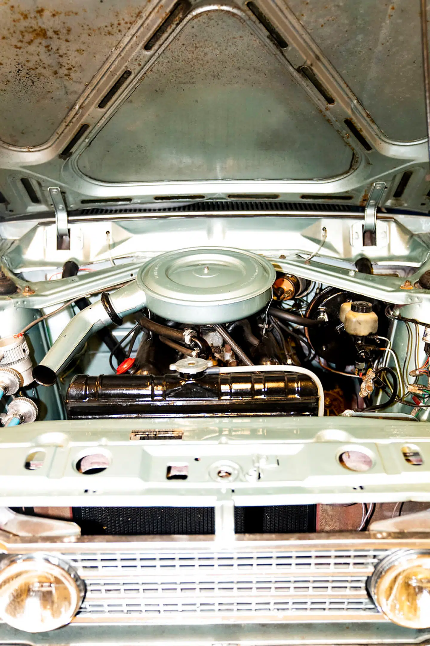 Forden er gammel og simpel nok til, at flere ting kan ordnes af amatørmekanikeren. Cadillacen har dog for mange sensorer, computere og lignende.