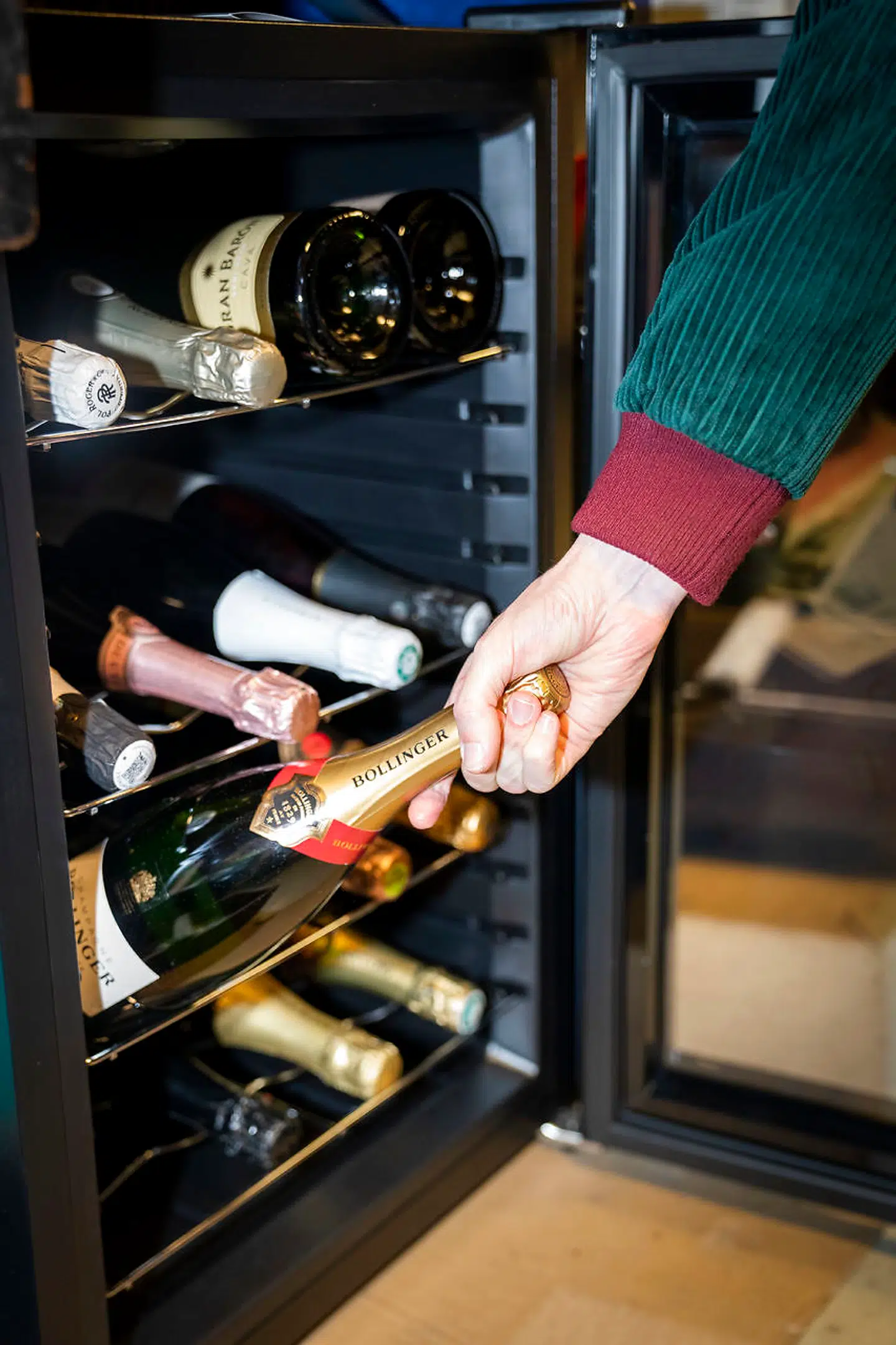 Under filebænken med værktøj i både tommer og millimeter står et champagnekøleskab, hvis et hjulskift eller motorrenovering skal fejres.