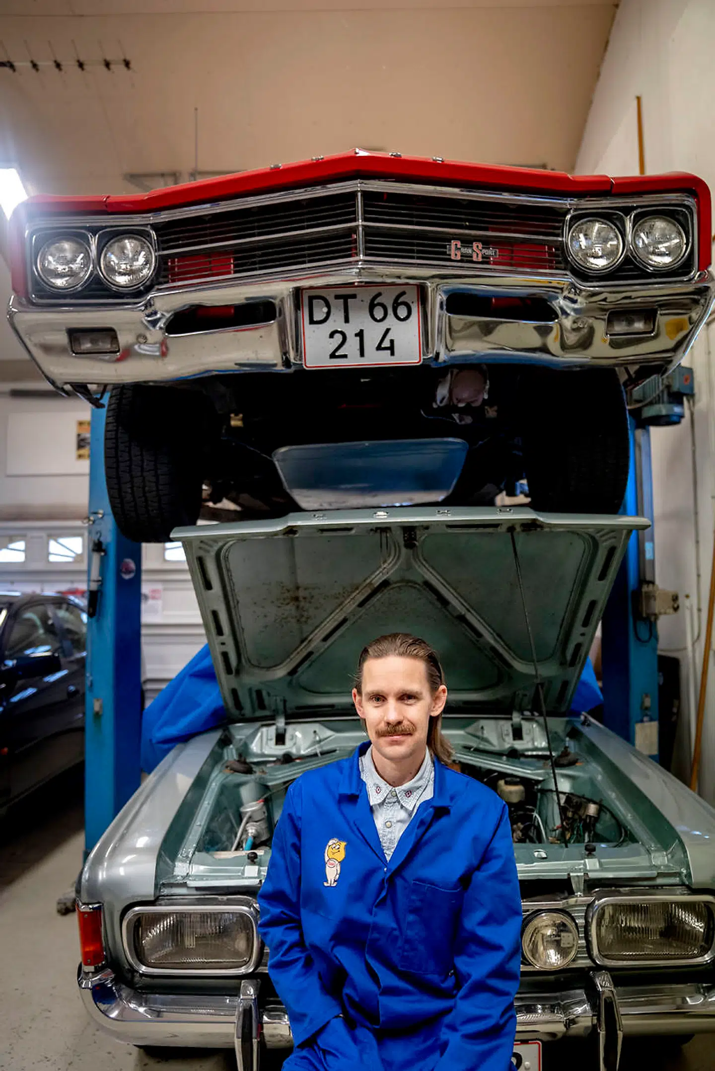 Frederik trækker sjældent i fuld kedeldragt, men en værkførerkittel til at dække og beskytte det civile tøj er en nødvendighed.