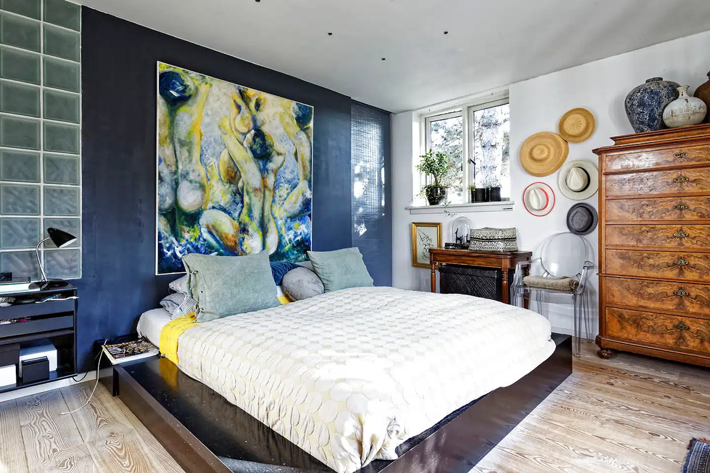 Soveværelset findes i tilbygningen med badende kvinder malet af Majbritt Ingemanns mor, Vivian Ingemann, på den mørkegrå væg. Den antikke chiffoniere af rosentræ og spillebordet af mahogni er arvestykker.