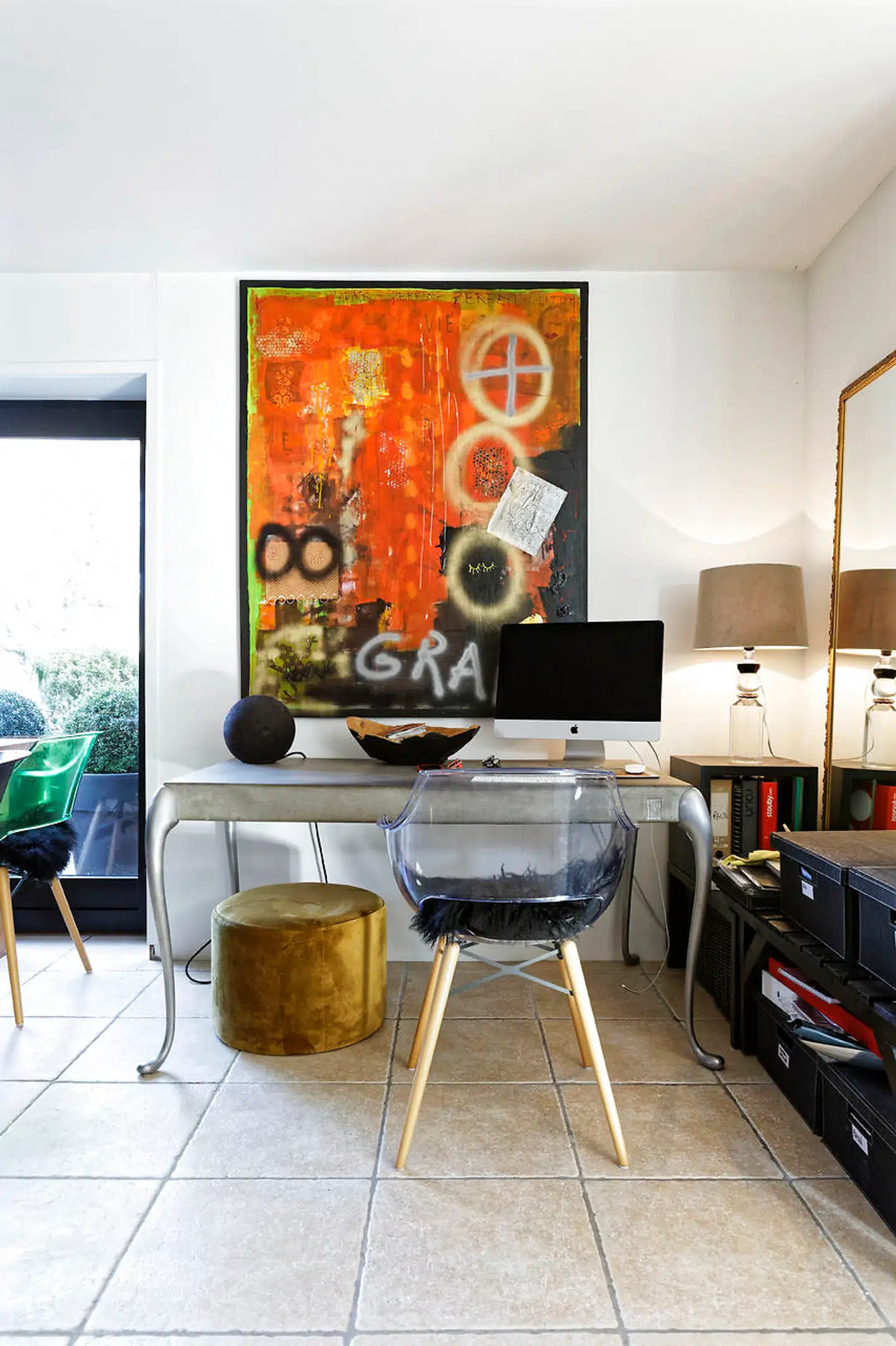 For at være samlet med familien har Majbritt Ingemann indrettet et arbejdshjørne med Voss-betonskrivebord i et hjørne af spisekøkkenet. Billedet har hun selv malet.