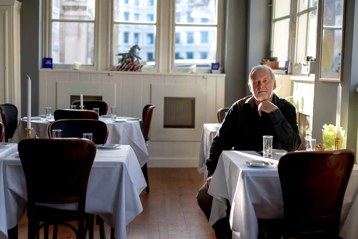 »Jeg har et par gange i livet været alt for længe om at løse et problem eller tage en beslutning, og det duer ikke. Det gælder både i arbejdsforhold, kærlighed og alt muligt andet,« siger kokken Erwin Lauterbach, der her er fotograferet i sin restaurant, Lumskebugten.