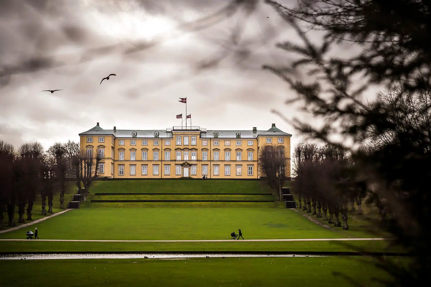 Frederiksberg Slot på toppen af Frederiksberg Bakke. Slottet blev opført i 1699-1703 for Frederik IV som kongefamiliens sommerslot efter tegninger af Ernst Brandenburger. Ydermurenes nuværende gule farve er dog fra 1799 og på foranledning af arkitekten C.F. Harsdorff.