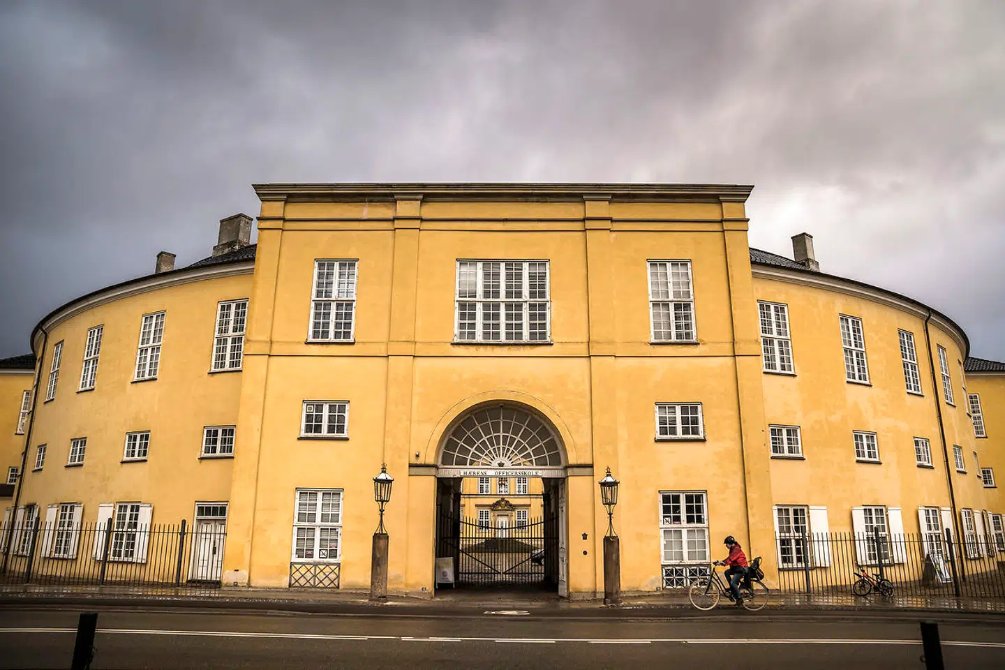 Indgangen til Hærens Officerskole, der hører hjemme på Frederiksberg Slot. Slottet er åbent for besøgende under rundvisninger sidste lørdag i hver måned. Rundvisningerne går blandt andet til en række smukt udstyrede sale, taget på slottet og et forsænket badekar, hvor Struensee egentlig havde tænkt, at Christian VII skulle have berolignede bade. Det ville kongen ikke, så i stedet fik dronningen glæde af badekarret.