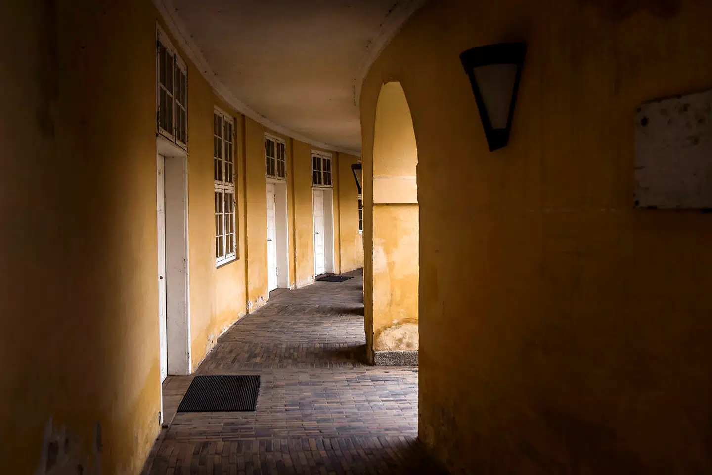 Udsnit af Frederiksberg Slots indre gård med de buede arkader, der kom til ved Laurids Thuras tilbygning i 1700-tallet. Rundvisningen på Frederiksberg Slot omfatter også et besøg i den prægtige slotskirke, der har et storslået barokinteriør. Kirken er næsten lige så gammel som slottet, men blev i 1868 sløjfet og omdannet til bibliotek for så igen at blive restaureret i 1920erne og i det store hele tilbageført til sit oprindelige udseende.