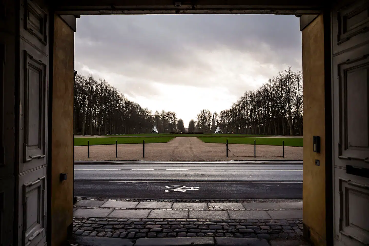 Udsigt fra Frederiksberg Slot mod Søndermarken. Skjult under jorden, men let at finde, ligger kunsthallen Cisternerne indrettet i et tidligere vandreservoir. Det blev etableret i midten af 1850erne, efter at en koleraepidemi havde kostet tæt ved 5.000 københavnere livet.