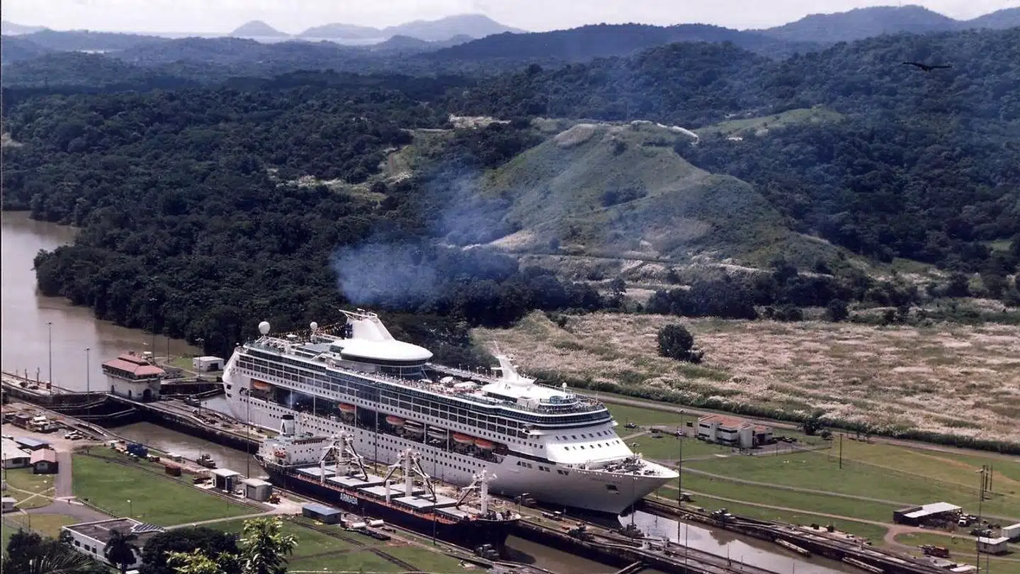Panamakanalen er et af de steder, man kan opleve, hvis man vælger et af de mindre krydstogtskibe. Her er det Legend of the Seas, og i forgrunden er en containerbåd på vej i modsat retning. Danskerne er efterhånden ved at få øjnene op for, at mens de største cruiseskibe tilbyder en masse underholdning om bord, kan man med de mindre skibe komme til steder, som man ikke kan med de store.