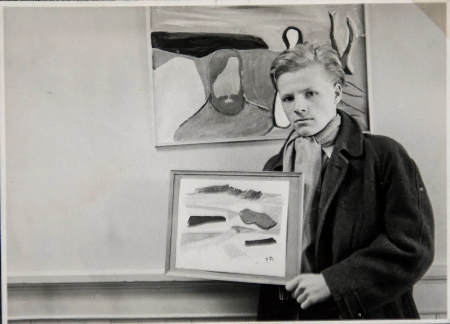 En meget ung Per Arnoldi fremviser et af sine første rigtige malerier. Affotografering.