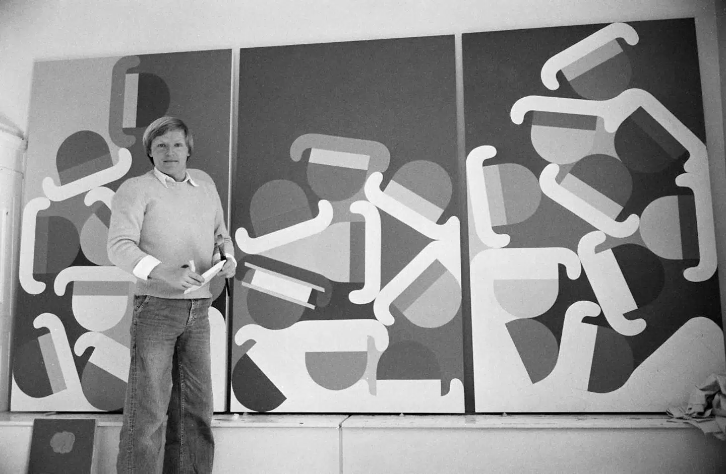 Per Arnoldi foran et af sine karakteristiske værker i 1976.