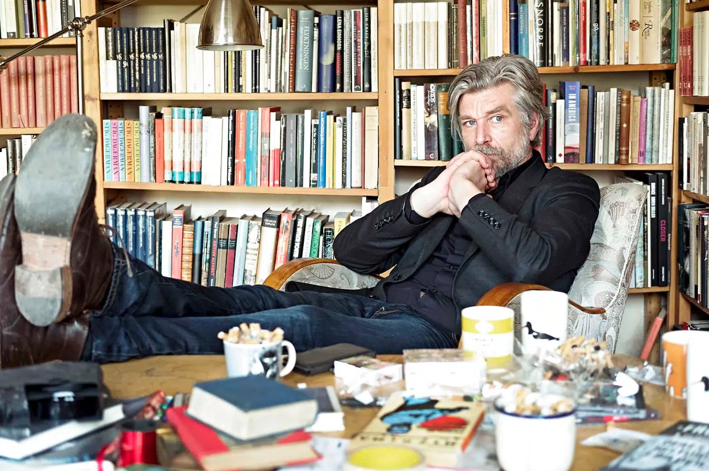 Anmelder Mette Leonard Høeg giver fem stjerner til Karl Ove Knausgårds »I klyklopernes land«. Men ved siden af de værdifulde indsigter og skarpe analyser løber også en pinefuld og udpræget knausgårdsk usikkerhed og forfængelighed, mener hun.