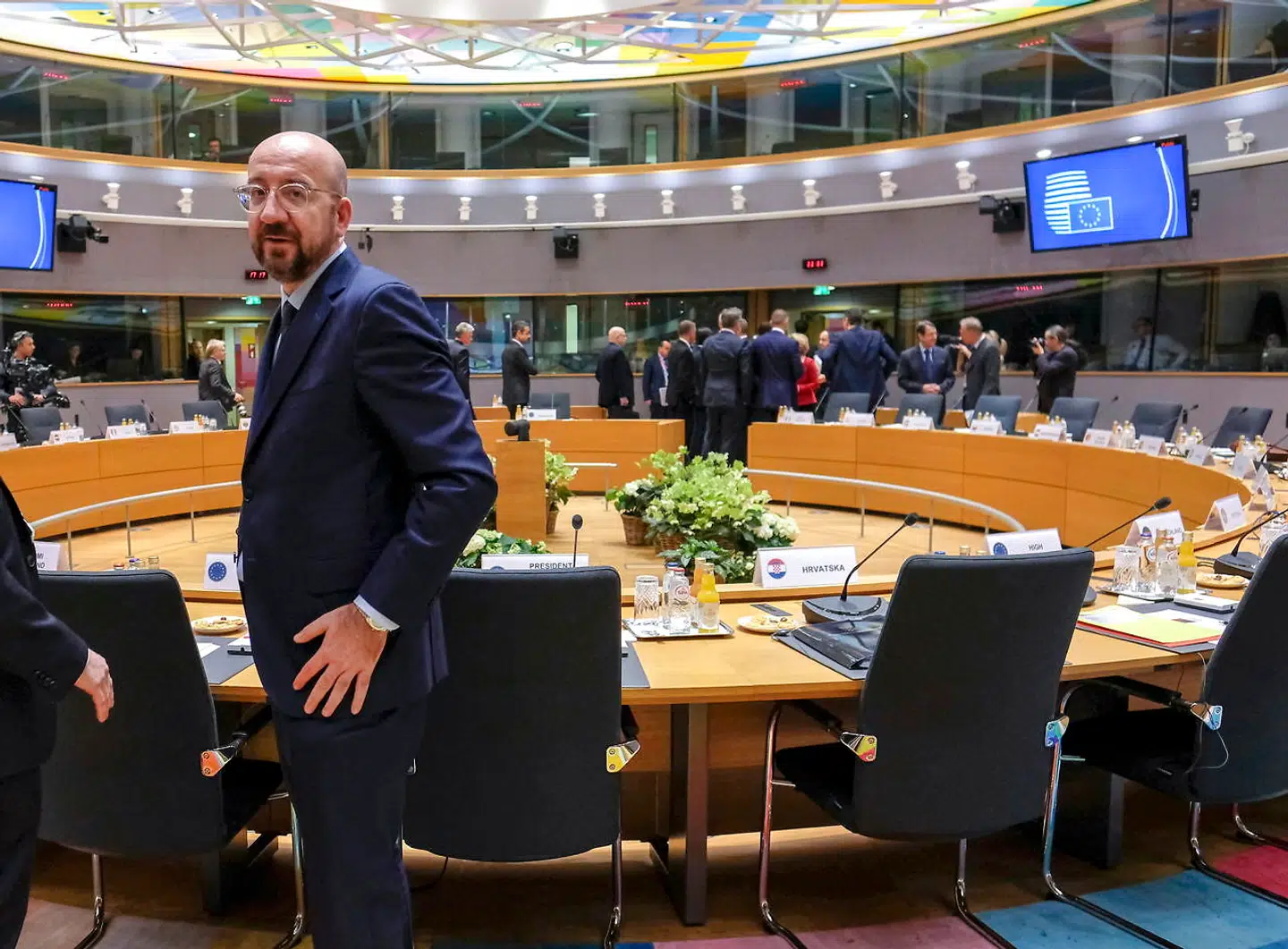 EUs præsident, belgiske Charles Michel, måtte fredag aften erkende, at han ikke kunne samle EUs 27 ledere om sit kompromis til et nyt budget. Det ligner et sviende nederlag for den nytiltrådte præsident, der trods intense forhandlinger og stribevis af møder ikke syntes at have bragt parterne nærmere hinanden.
