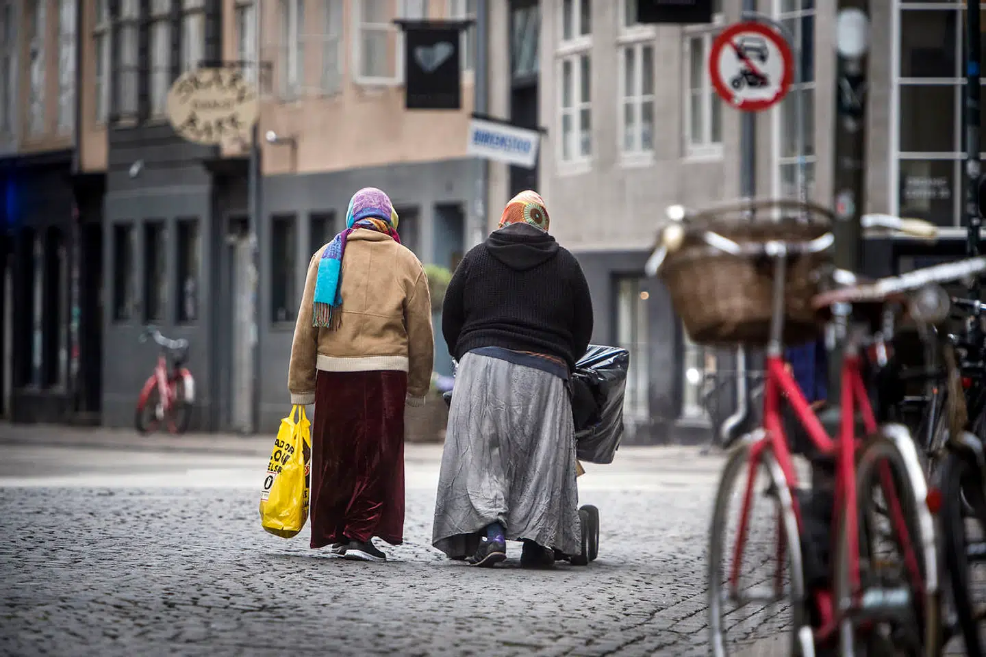 »Jeg bliver dybt bekymret, når jeg læser undersøgelsen blandt jobcentre i København, der viser, at nogle etniske minoritetskvinder føler sig presset af deres familier til ikke at tage et job,« skriver Naser Khader.