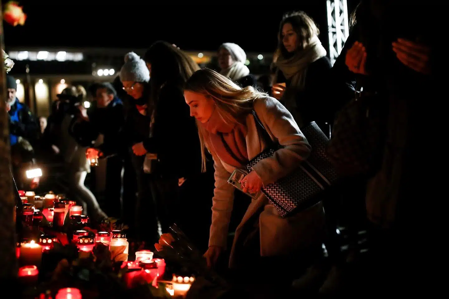 En kvinde tænder lys for de ni personer, der onsdag blev dræbt i et højreekstremt terrorangreb mod to vandpibecaféer i Hanau i Tyskland.