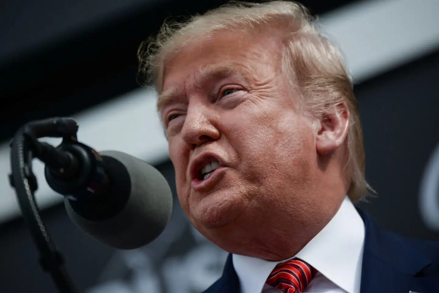 I 2000 fik Trump det råd, at hvis han ville være præsident, skulle han »gøre nar af pressen, som alligevel vil foragte dig, fordi du ikke en del af det system, de kender ind og ud, og du skal håne og fornedre de politiske journalister og alle de selvoptagede kommentatorer«.