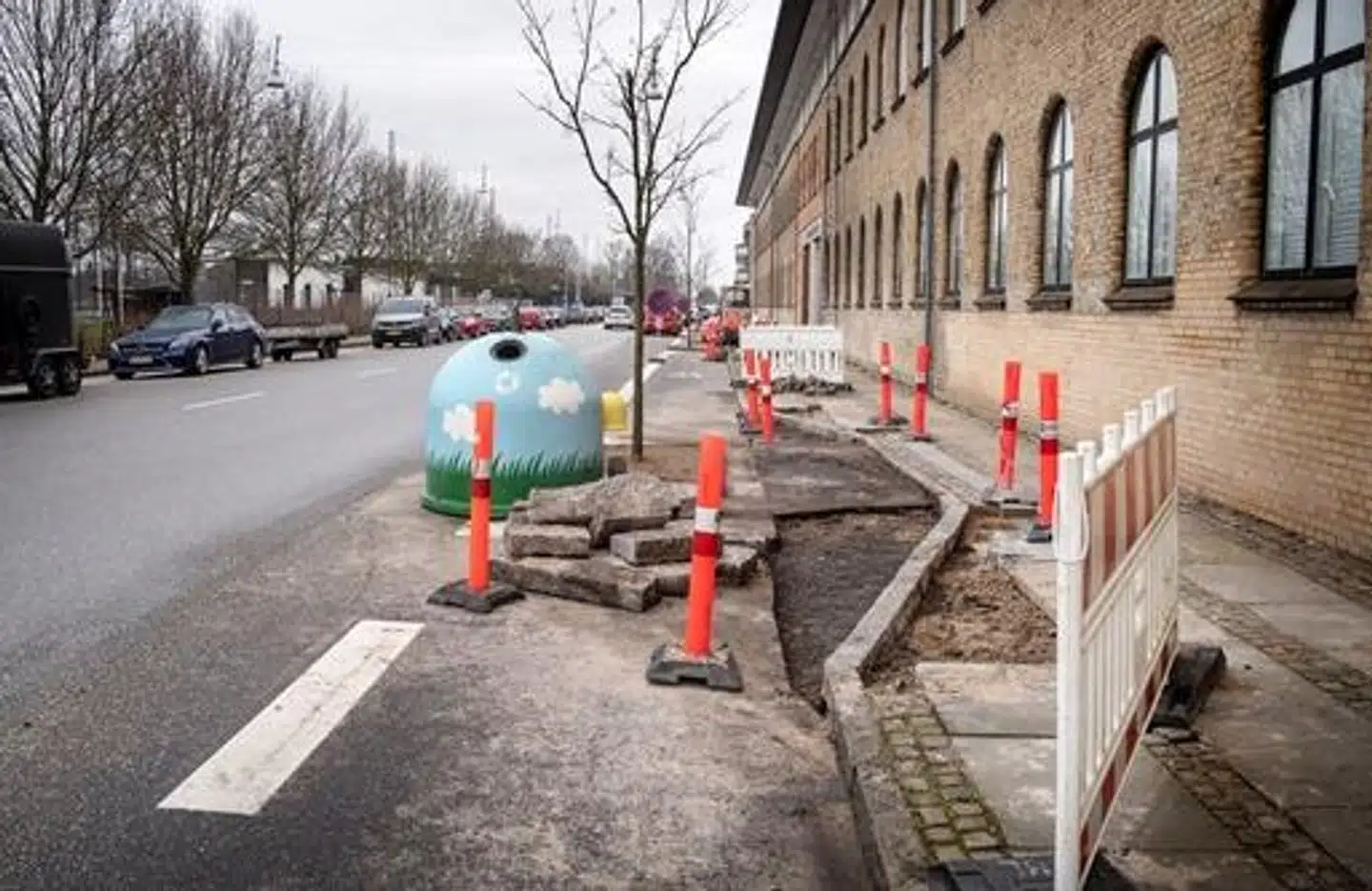 Cykelstien på Vestre Fjordvej i Aalborg er ved at blive omlagt, så cyklisterne kan cykle ligeud.