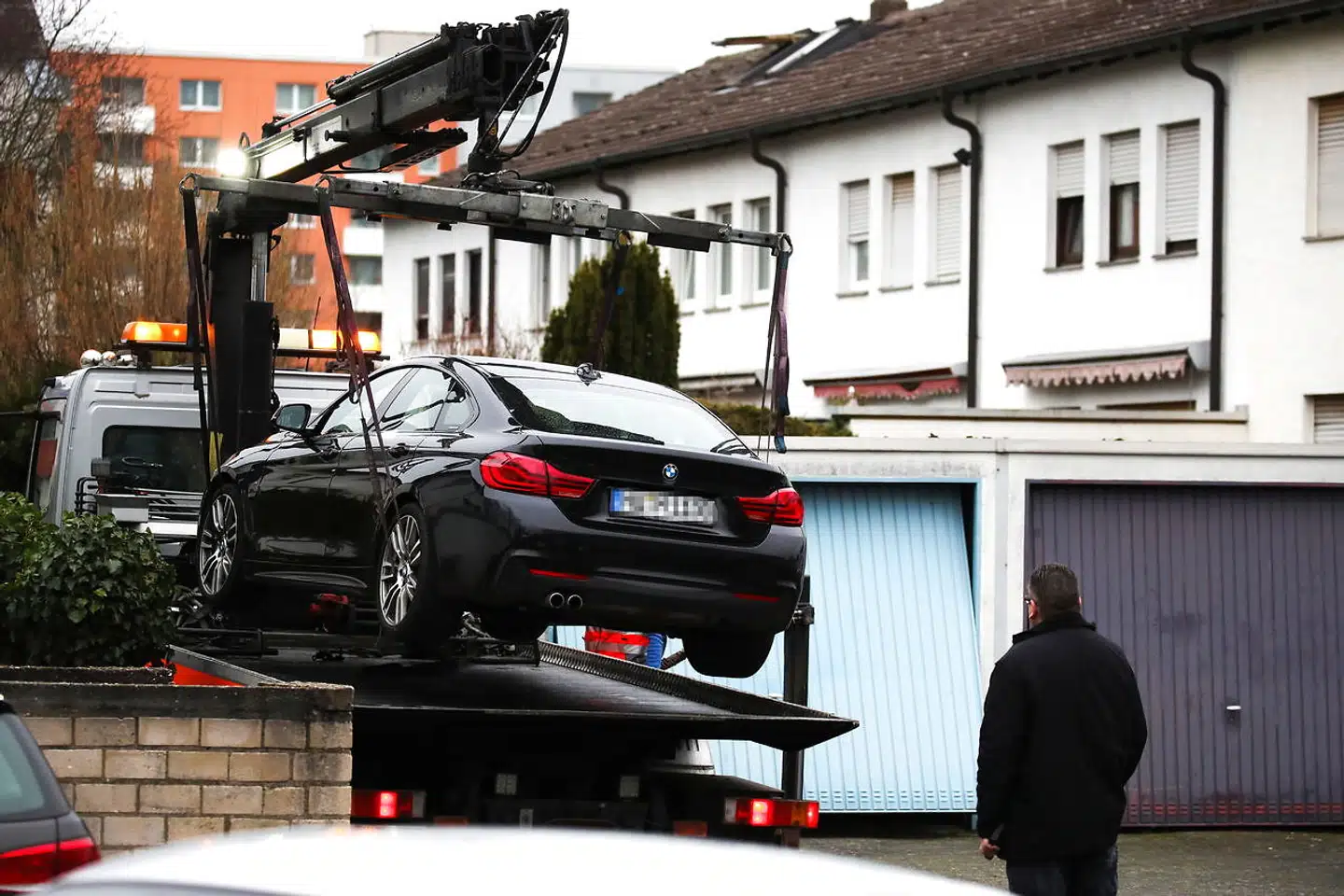 Politiet i færd med at fjerne bilen, der tilhører den formodede gerningsmand.