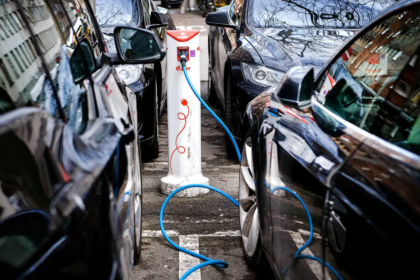 Elbiler og ladestander i København, onsdag den 4. april 2018. Der er omkring 15.500 elbiler i Danmark. Men fordelingen af dem rammer skævt, viser tal fra Danmarks Statistik.