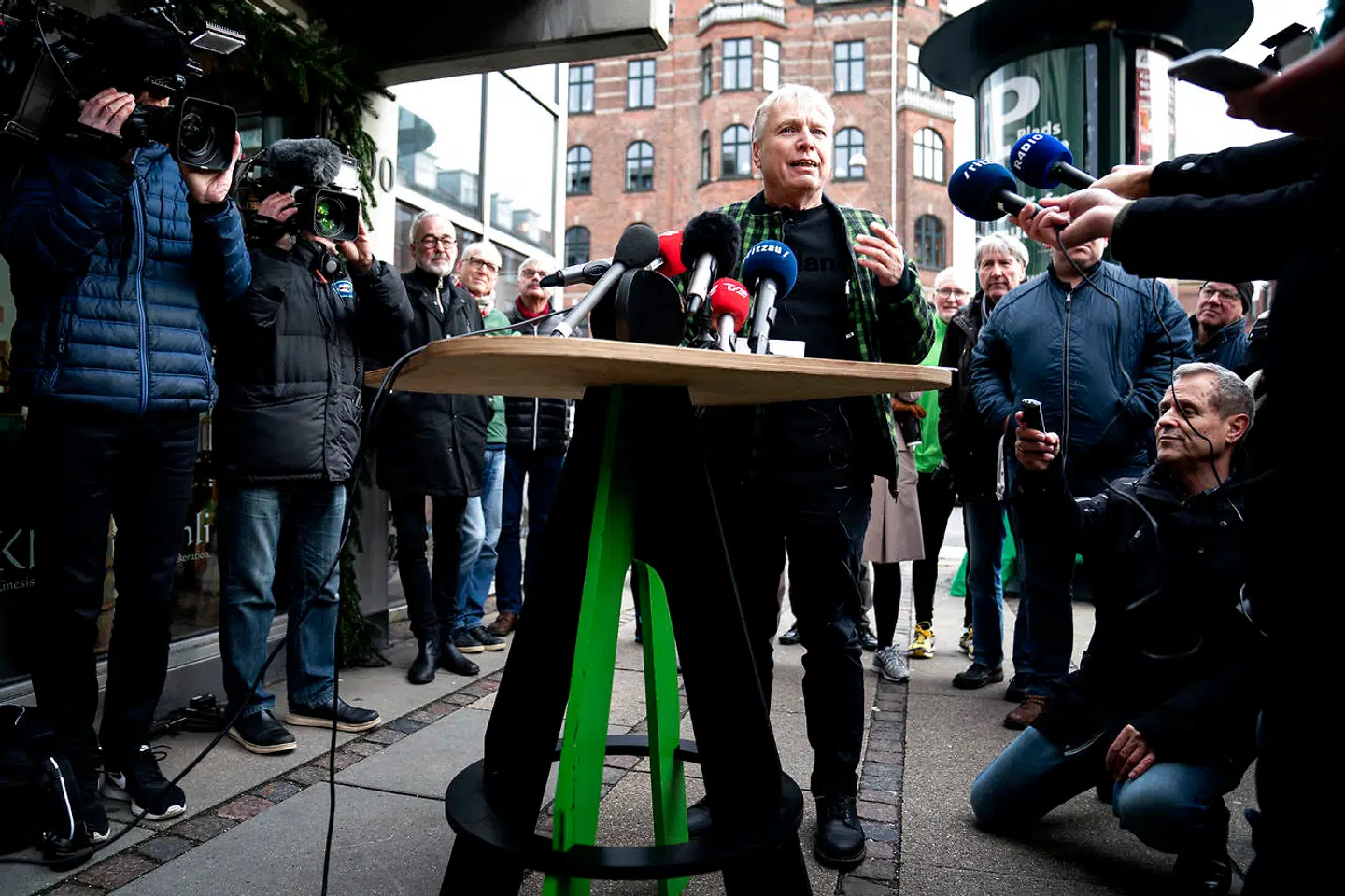 Uffe Elbæk holder pressemøde på et forblæst gadehjørne i København 16. december 2019 for at meddele sin afgang som politisk leder. Nedturen er i gang.
