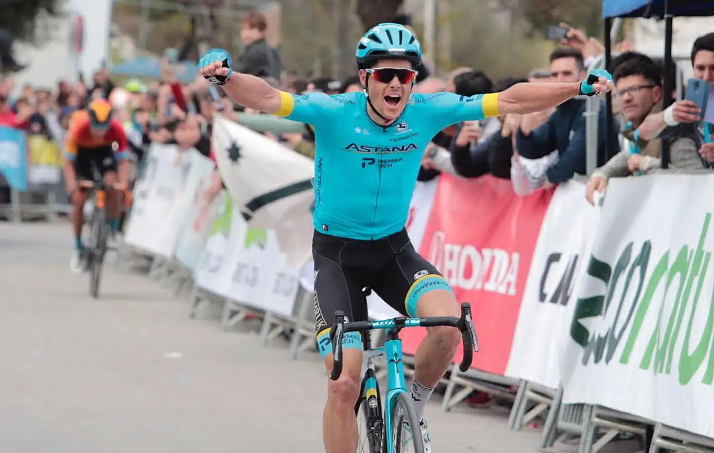 Jakob Fuglsang jubler ved målstregen efter at have sat Mikel Landa på de sidste meter af 1. etape af Ruta del Sol.