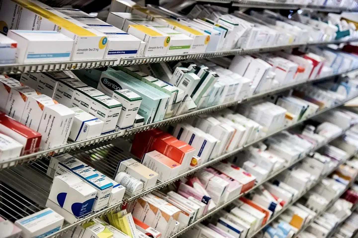 Personer, der deltager i medicinforsøg, er ofte mere ensartede end »virkelighedens patienter«, og de har som regel et forholdsvis ukompliceret sygdomsforløb. Derfor kan det hjælpe på behandlingen af patienter at se på millioner af borgeres sundhedsdata, mener Thomas Senderovitz og Nikolai Brun.