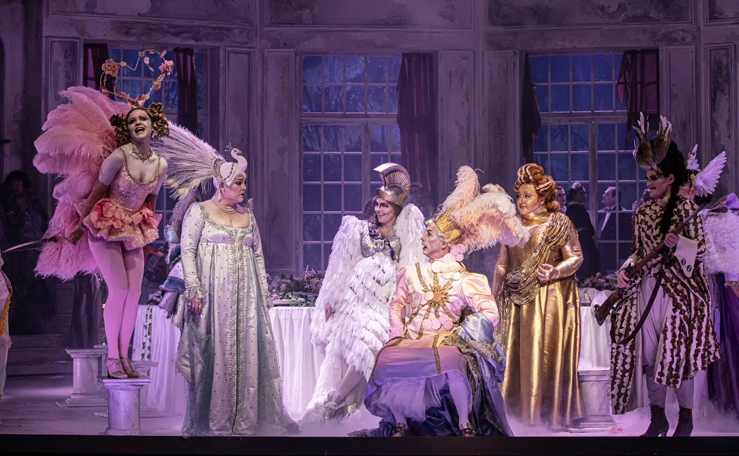 Forestillingen er et udstyrsstykke med mange sangere og skuespillere - her Kristine Nowlain som Cupido, Maria Streiffert som Juno, Naja Mondrad Hansen som Minerva, Loa Falkman som Jupiter, Marianne Mörck som Thalia og Klara Ek som Diana. Foto: Mats Bäcker