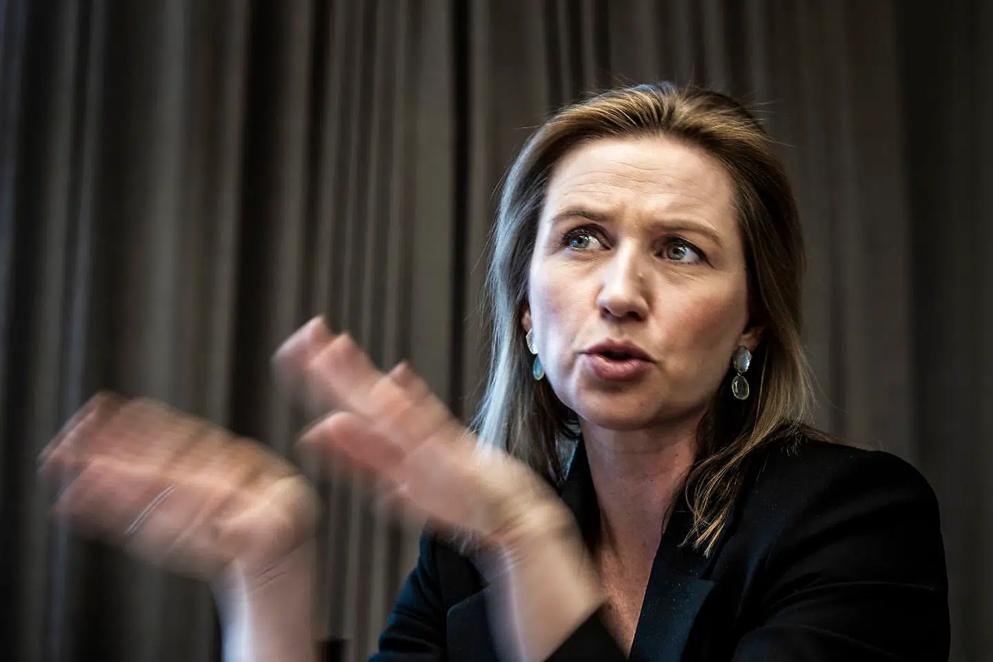 Ifølge Poltitikens politiske redaktør, Anders Bæksgaard, formidler statsminister Mette Frederiksen (S) sine politiske intentioner på samme måde, som bl.a. Boris Johnson og Donald Trump med succes har gjort gentagne gange. Det handler for dem og for Mette Frederiksen om at formidle sine intentioner frem for konkrete planer.