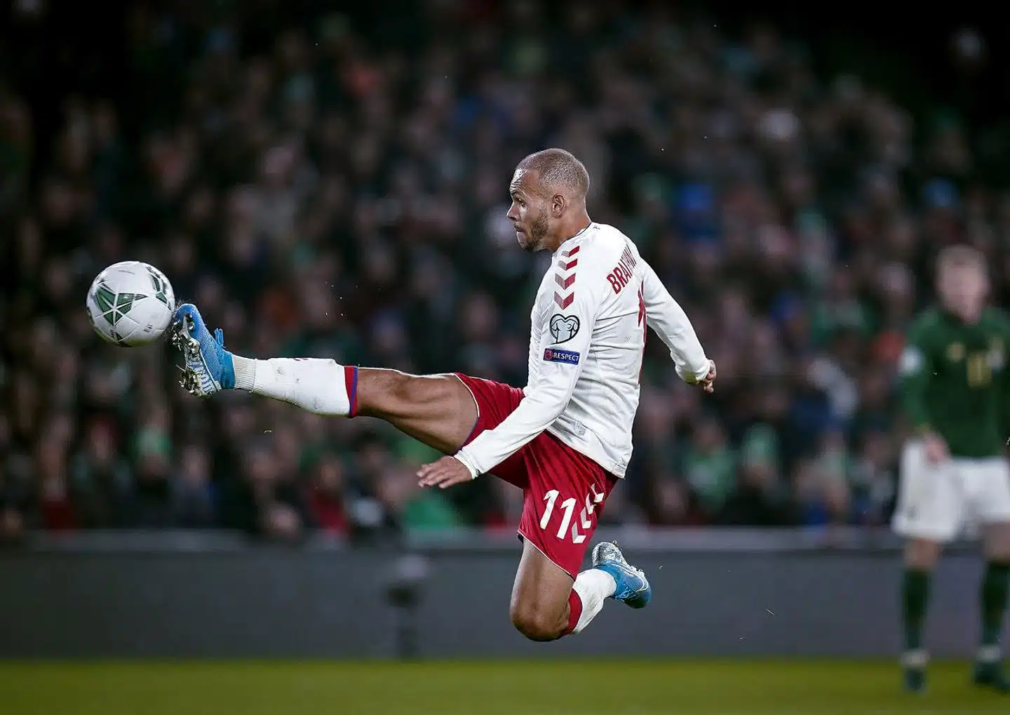 (ARKIV) Danmarks Martin Braithwaite scorer til 1-0 under EM-kvalifikationskampen på Aviva Stadium i Dublin. Nu er han tæt på et vildt skifte til FC Barcelona.