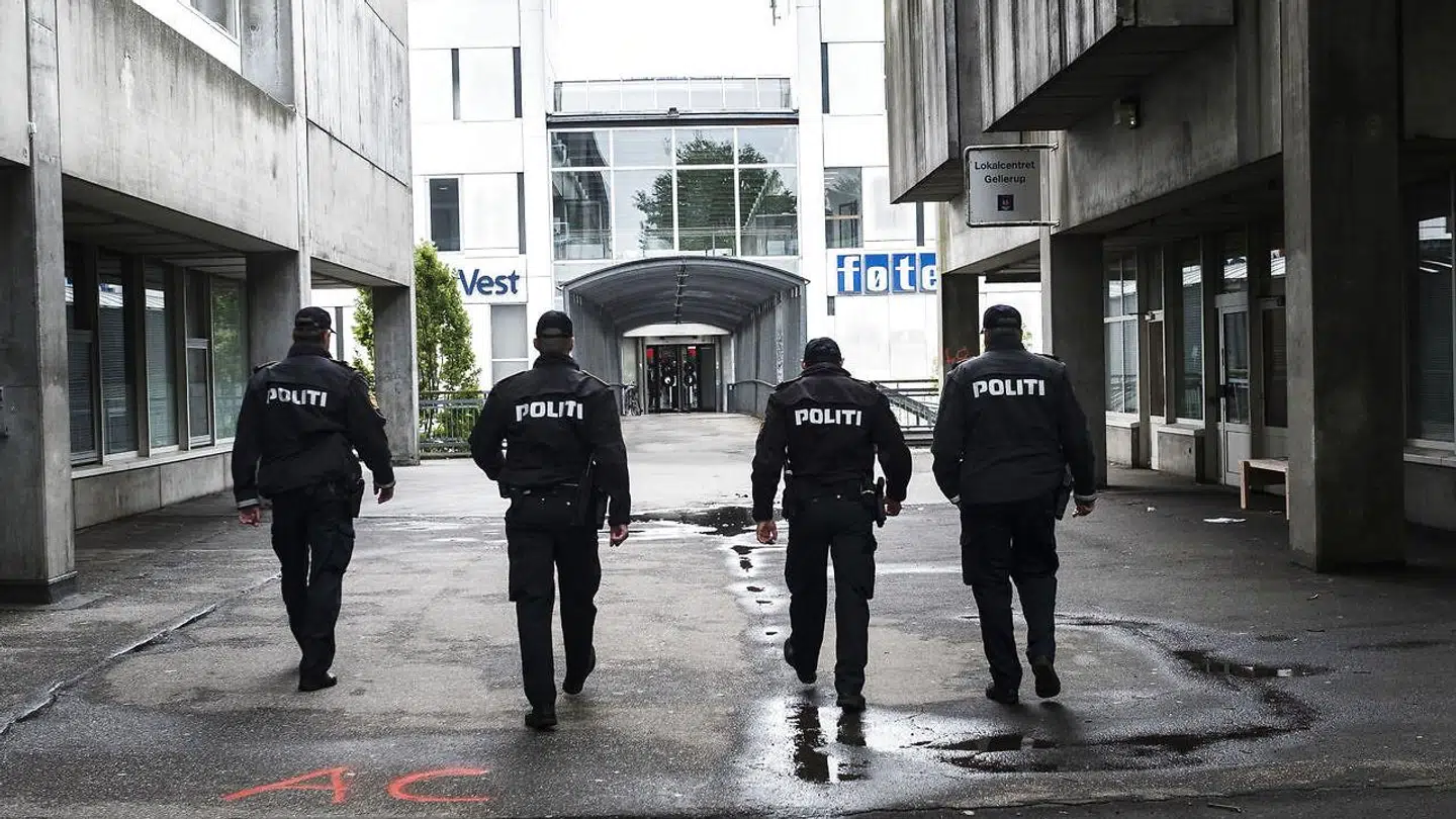 »Partiet vil anvende statsmagten til at opdele landets borgere efter etnicitet og tvangsblande de etniske grupper. Ifølge socialdemokraterne vil det sikre en vellykket integration. En åbenlyst naiv og forkert påstand,« skriver Christian Foldager. Arkivbillede fra Berlingske-reportage fra Gellerupparken i Aarhus.