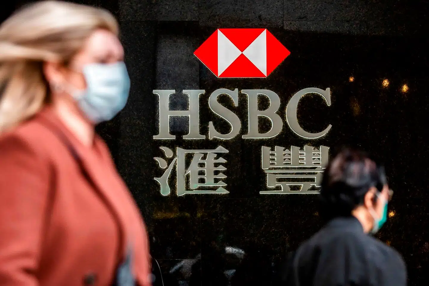 HSBC er særligt hårdt ramt af de demonstrationer, der har hærget Hongkong, og udbruddet af coronavirus i Kina, hvilket hæmmer store dele af Asien. Storbanken har mange aktiviteter i netop Hongkong.