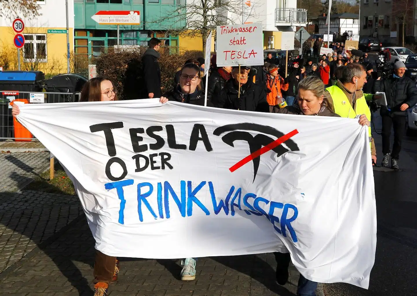 Ikke alle i den tyske by Grünheide er interesserede i at få en kæmpe Tesla-fabrik placeret i området.