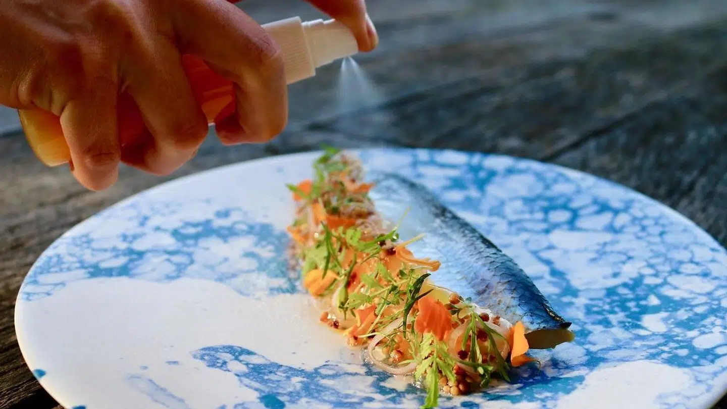 Man kan få sig en Lilleø XO med æblemarineret sild, sprayet med hjemmebrændt snaps, når konceptet Tyremor 17. februar åbner i Skuespilhuset.