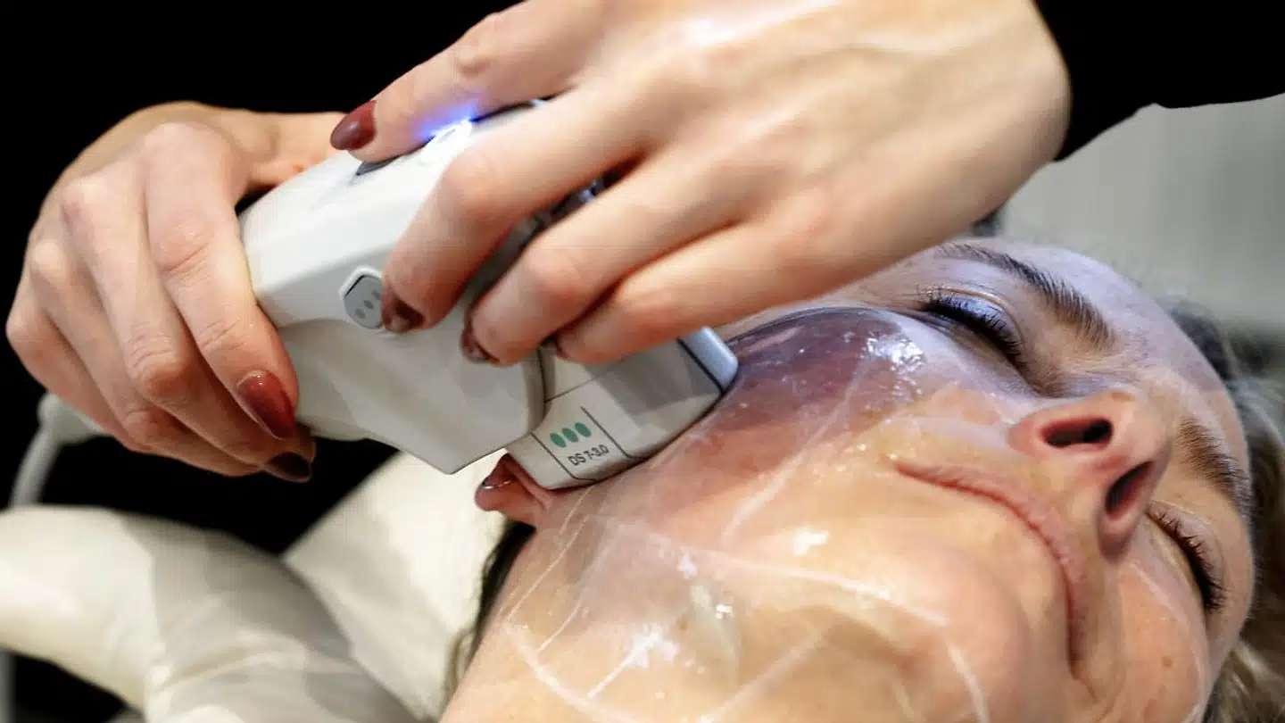 Hvor langt er man villig til at gå for at få opstrammet sin hud? Berlingske tester en ultralydsbehandling, som angiveligt skulle give et løft uden brug af kirurgi. Men det er ikke smertefrit.