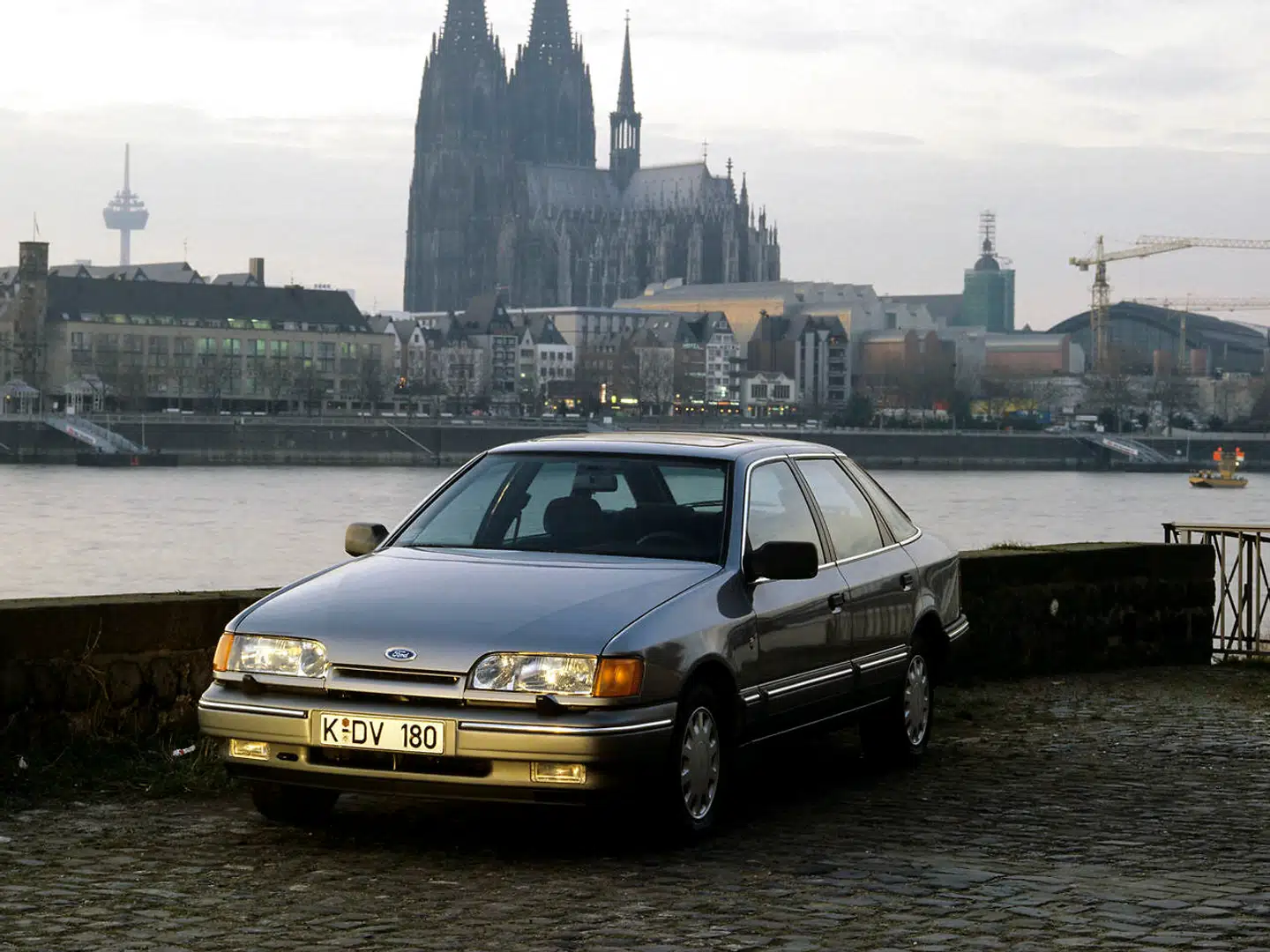 Ford Scorpio blev aldrig så stor en succes, som Ford måske havde håbet på. Men fordi den var første bil, der havde elektronisk ABS som standardudstyr, er den måske den vigtigste bil, der blev lanceret i 1985.