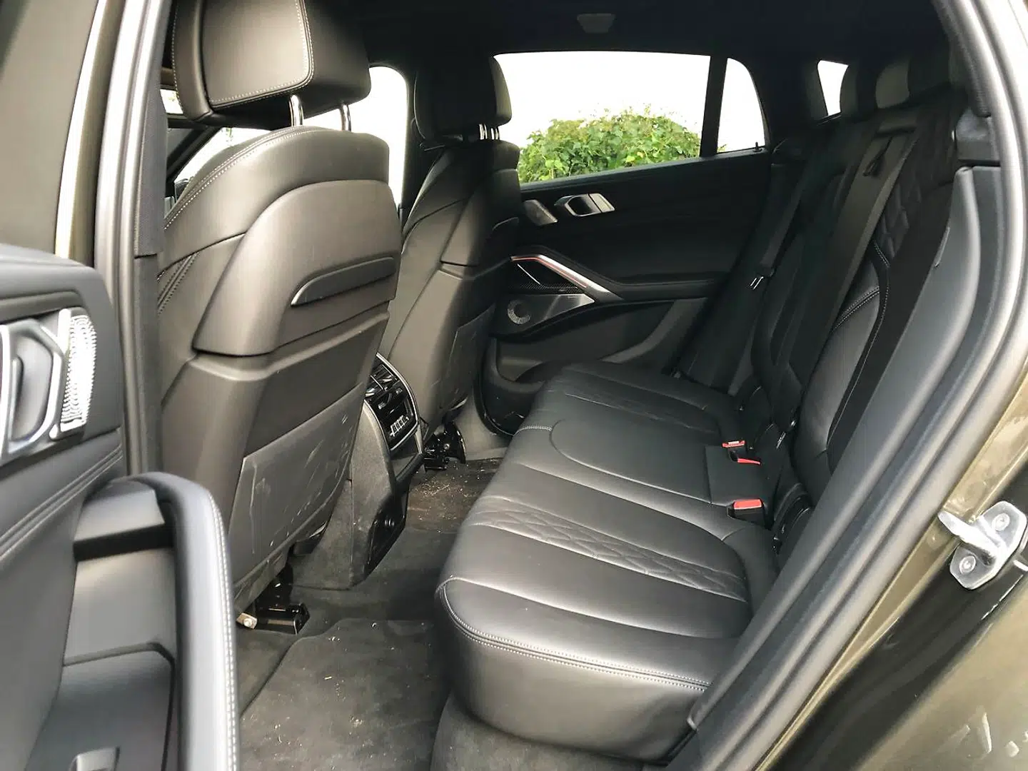 Den høje hoftelinje gør, at selv om X6 har en distinkt coupé-silhuet, så er taghøjden tilstrækkelig til, at der er overraskende god plads på bagsædet.