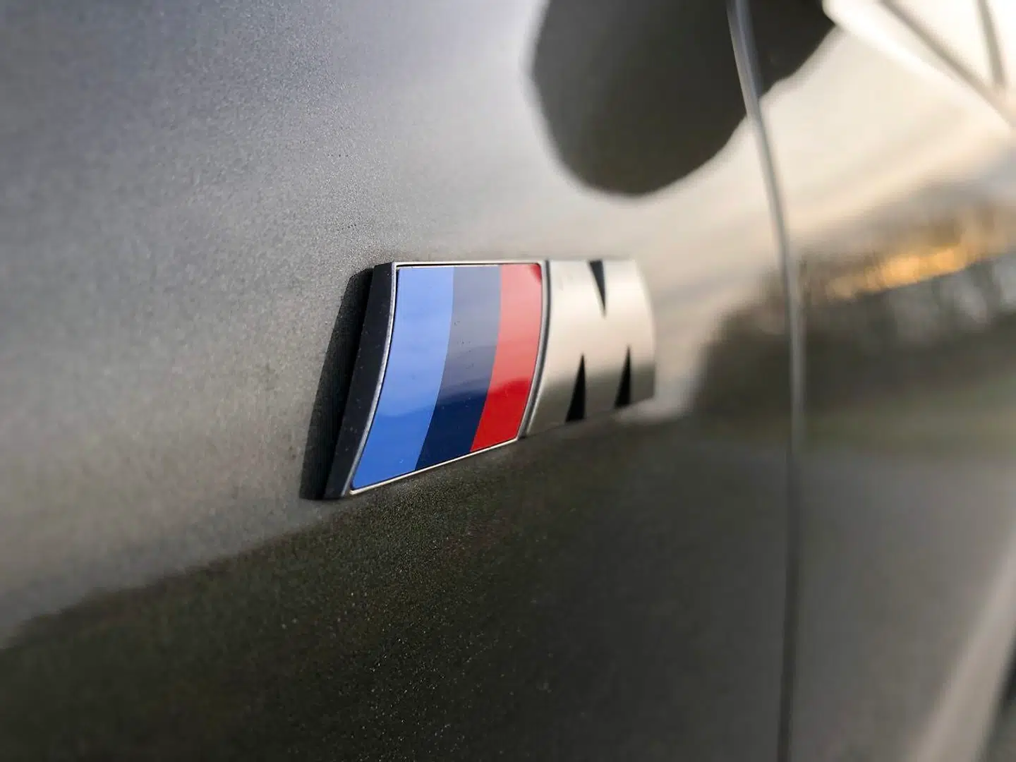 Testbilen er en BMW X6 M50i, der har fået den store M-Pakke med sportsundervogn og ekstra store bremser. Alligevel lancerer BMW en X6 M Competition-udgave med 625 hk. Det lyder decideret vanvittigt og matcher derfor bilens raison d'etre perfekt.