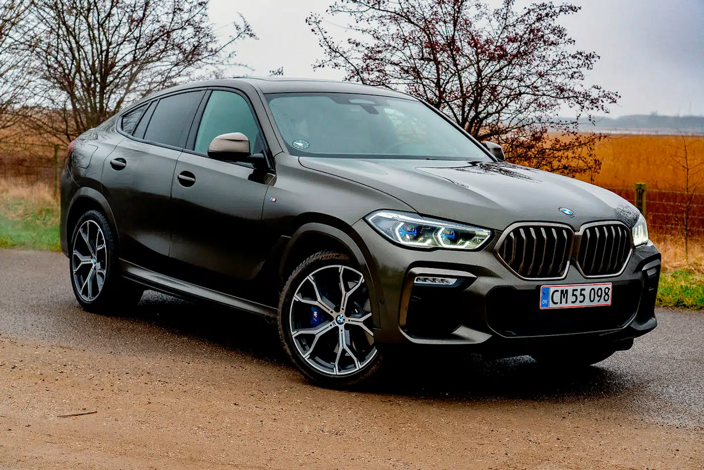 X6 BMW har en bred og aggressiv attitude, og forfra gør den sig bedst. Som ekstraudstyr kan man nu få lys i kølergrillen, hvilket gør den endnu mere flashy.