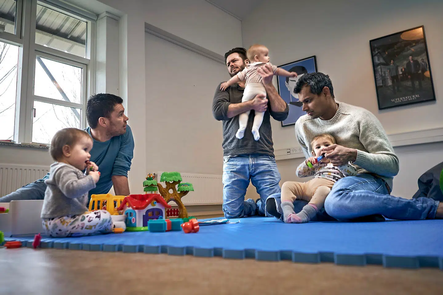Der dukker løbende flere fædre og småbørn op til legestuen, for der er ingen tilmelding. I løbet af de tre timer, legestuen varer, kigger en sundhedsplejerske også forbi.